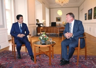 写真2:ラスムセン・デンマーク首相に挨拶する安倍総理大臣