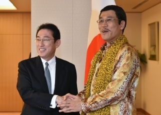 ピコ太郎氏による岸田外務大臣表敬1
