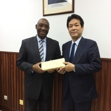 (写真2)バロイ外務協力大臣との会談