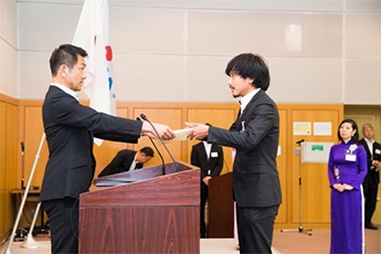 (写真2)感謝状の授与(写真提供:JICA)
