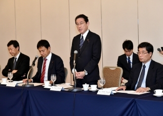 写真21：関西領事団との懇談で挨拶する岸田大臣