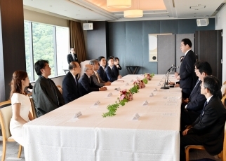 写真22：兵庫県経済関係者と懇談する岸田大臣