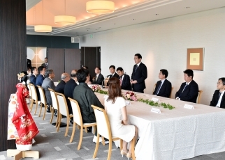 写真23：兵庫県経済関係者と懇談する岸田大臣