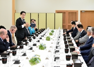 写真5：駐日外交団及び香川県経済関係者との昼食懇談で挨拶する岸田大臣