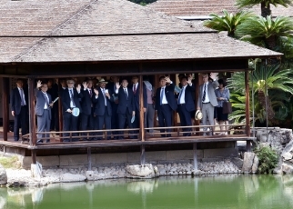 写真6：栗林公園を散策する大臣一行