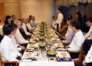 写真28：夕食懇談の様子