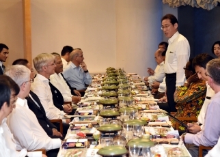 写真29：夕食懇談で挨拶する岸田大臣