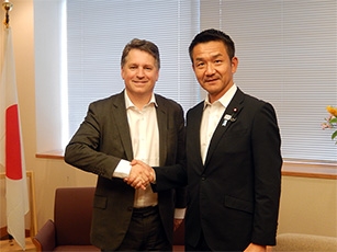 (写真1)小田原外務大臣政務官とジャスティン・フォーサイス国連児童基金(UNICEF)事務局次長。