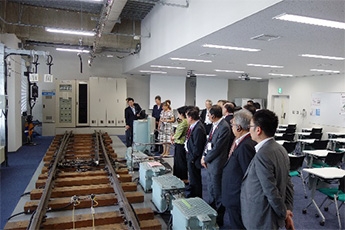 (写真3)研修施設視察の様子