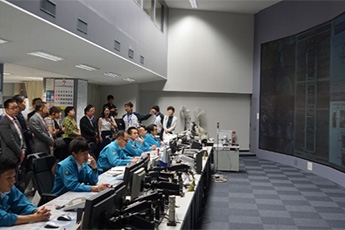 (写真5)交通管制室視察の様子
