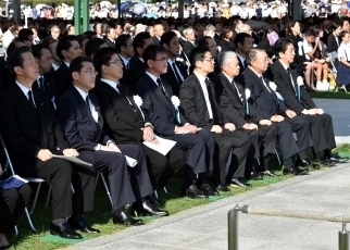 写真1:式典に出席する河野大臣