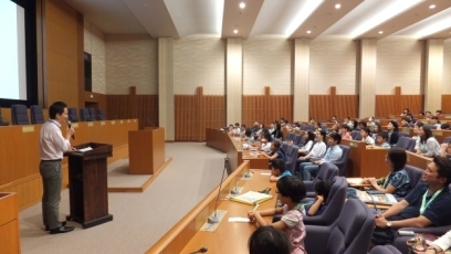 （写真1）外務省職員からの説明