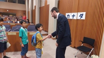 （写真4）各国の外交官と語ろう　カナダの様子
