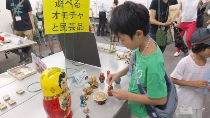 （写真1）展示プログラム「世界の民芸品」などの様子