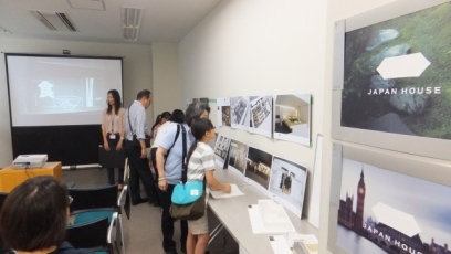 （写真5）展示プログラム「世界の民芸品」などの様子