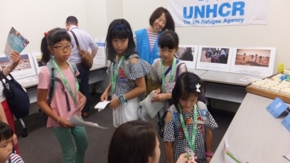 （写真1）展示プログラム「UNHCR国連高等難民弁務官事務所　難民への支援を考えよう」の様子