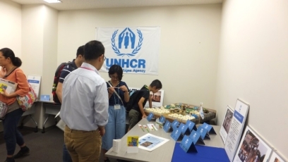 （写真2）展示プログラム「UNHCR国連高等難民弁務官事務所　難民への支援を考えよう」の様子