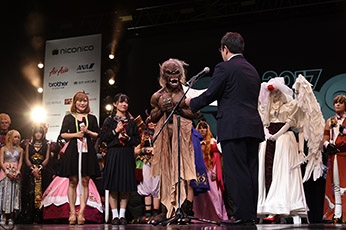 (写真1)世界コスプレサミット2017外務大臣賞の授与