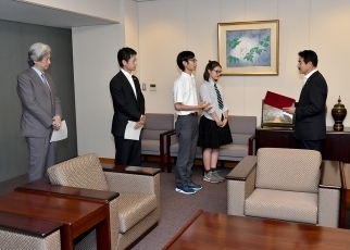写真2:湯﨑広島県知事による佐藤外務副大臣表敬