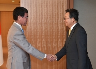 李俊揆駐日韓国大使による河野外務大臣表敬1