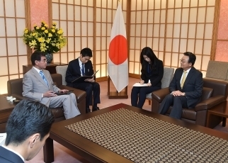 李俊揆駐日韓国大使による河野外務大臣表敬3