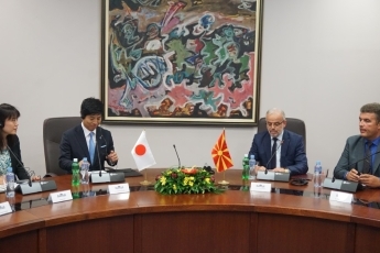 (写真)中根外務副大臣のジャフェリ・マケドニア旧ユーゴスラビア共和国国会議長表敬