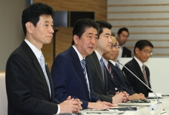 第49回日米中西部会出席の米国州知事による安倍総理大臣表敬 外務省