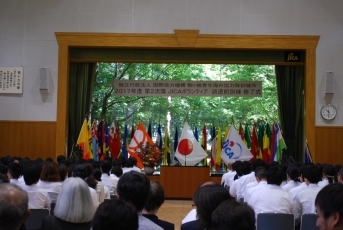 (写真)式の様子