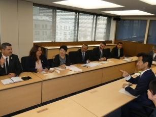写真2:中米統合機構(SICA)環境大臣等の岡本外務大臣政務官表敬