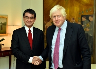 写真:握手する日英両外相