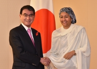 写真1:モハメッド国連副事務総長と握手する河野外務大臣