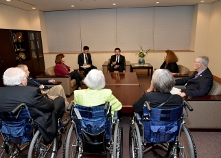 米国人元戦争捕虜及びその家族による佐藤外務副大臣表敬2