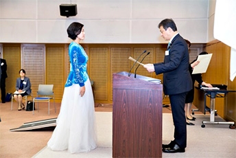 (写真2)感謝状の授与(写真提供:JICA)