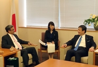 カーン駐日パキスタン・イスラム共和国大使による堀井巌外務大臣政務官表敬2