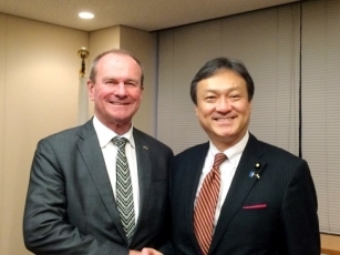 堀井巌外務大臣政務官とハミルトン=スミス1