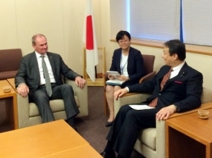 堀井巌外務大臣政務官とハミルトン=スミス2