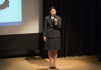 (写真2)外務大臣賞を受賞した佐々木初奈子さん