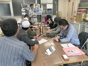 (写真1)企業現場の視察の様子