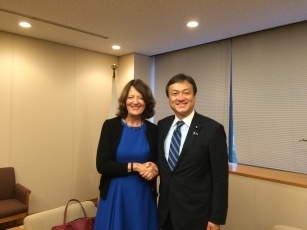 ヴェインロクス世界エイズ・結核・マラリア対策基金事務局長代行による堀井巌外務大臣政務官表敬1
