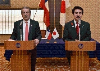 佐藤外務副大臣とフレイ・チリ元大統領との会談