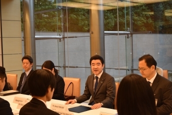 中南米次世代日系人指導者一行による野上官房副長官表敬
