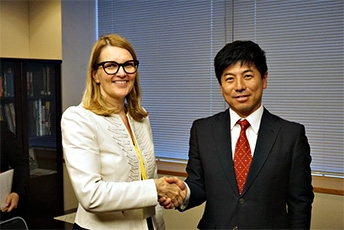 (写真)キヴィニエミOECD事務次長による中根外務副大臣表敬