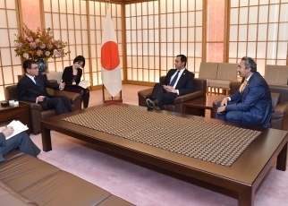 カストロ米国連邦下院議員一行による河野外務大臣表敬2