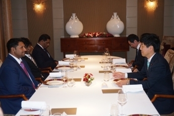 中根外務副大臣とウィジャヤワルダナ・スリランカ国防担当国務大臣との昼食会2