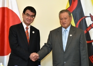 写真1:日・ブルネイ両外相による握手