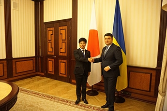 (写真1)中根外務副大臣のフロイスマン・ウクライナ首相表敬