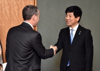 グラッサー国連事務総長特別代表(防災担当)による中根外務副大臣表敬1