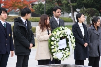 フォーラム登壇者による広島平和記念公園慰霊碑での献花