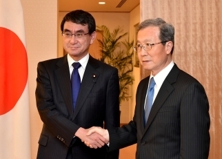 程永華駐日中国大使による河野外務大臣表敬2