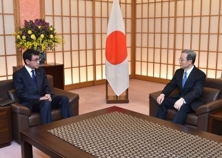 程永華駐日中国大使による河野外務大臣表敬3